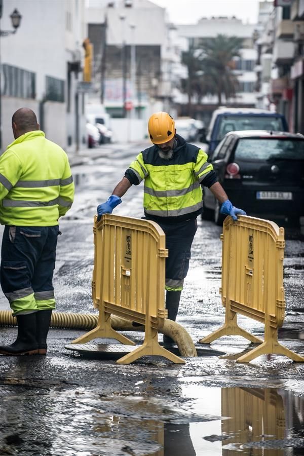 Un intenso chaparrón ha caído este sábado en Arrecife causando desperfectos. EFE/ Javier Fuentes