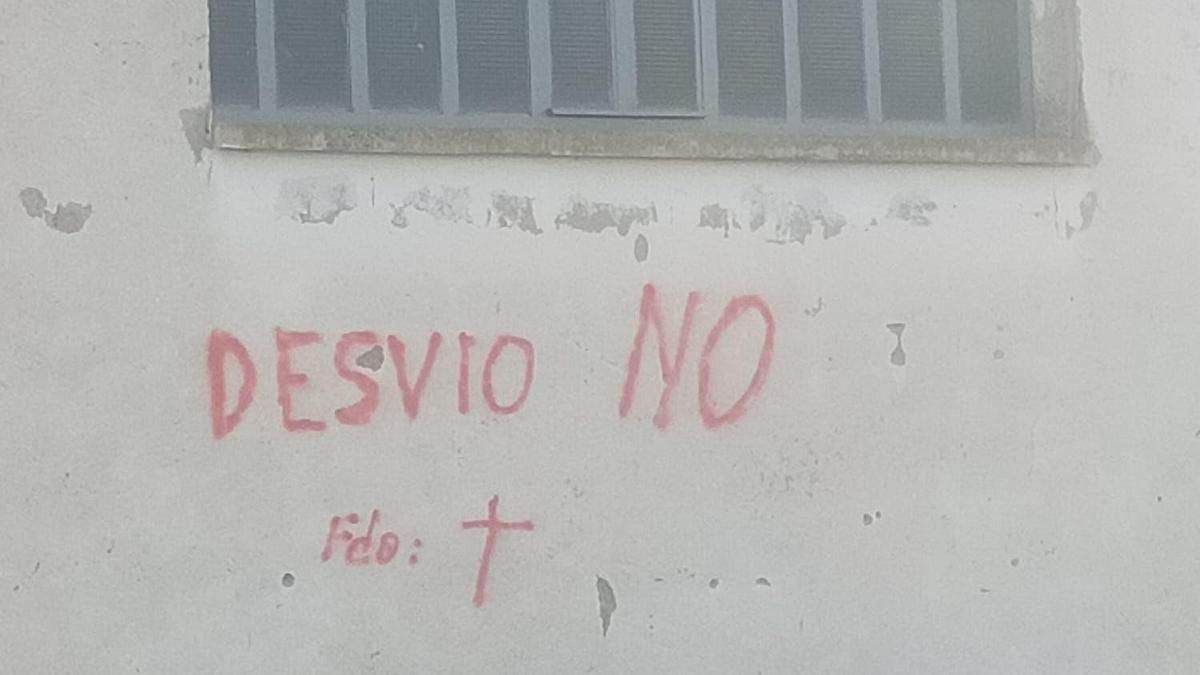 Pintadas aparecidas en Manjarrés contra la variante