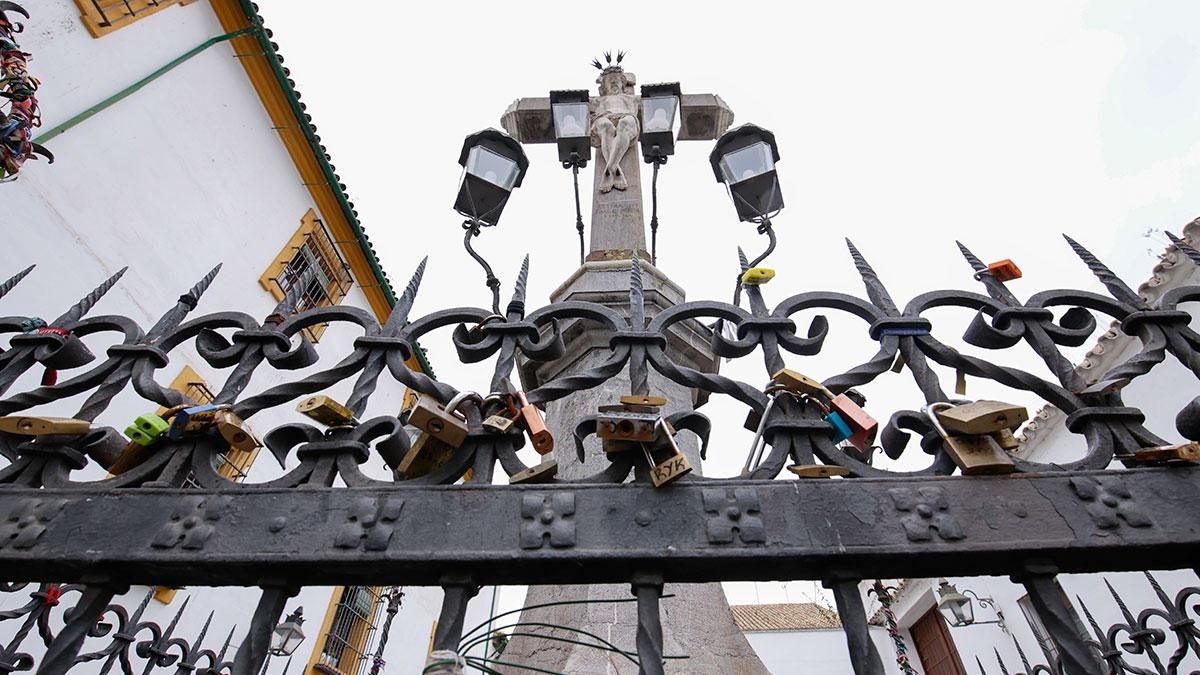 Pulseras de hermandades y candados en los faroles del Cristo de los Faroles