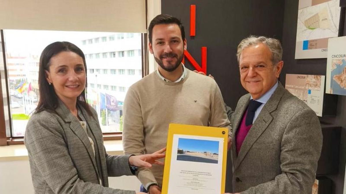 Entrega a San Sebastián de los Ballesteros el proyecto de urbanización del polígono industrial del municipio.
