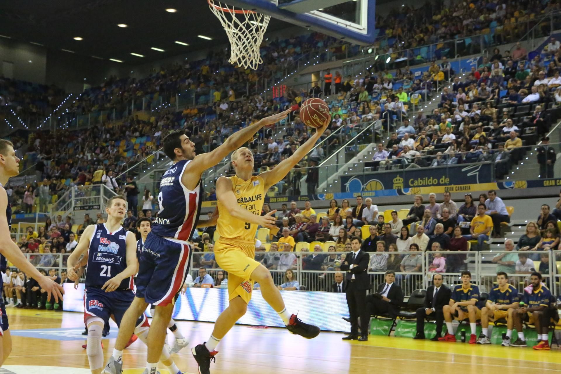 Encuentro entre el Herbalife Gran Canaria y Rio Natura Monbus Obradoiro en el Gran Canaria Arena.