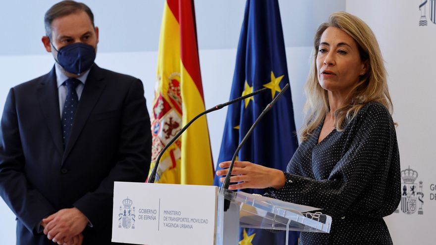 La nueva ministra de Transporte, Movilidad y Agenda Urbana, junto a su antecesor, José Luis Ábalos