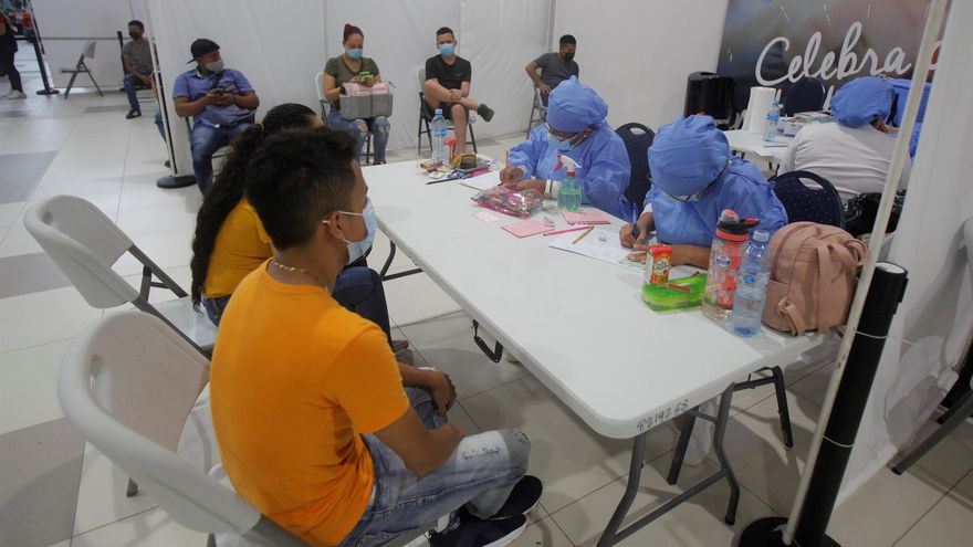 Personas esperan hoy para que integrantes del servicio de salud les apliquen la vacuna Pfizer contra el coronavirus, en el centro comercial Megamall a las afueras de ciudad de Panamá (Panamá).