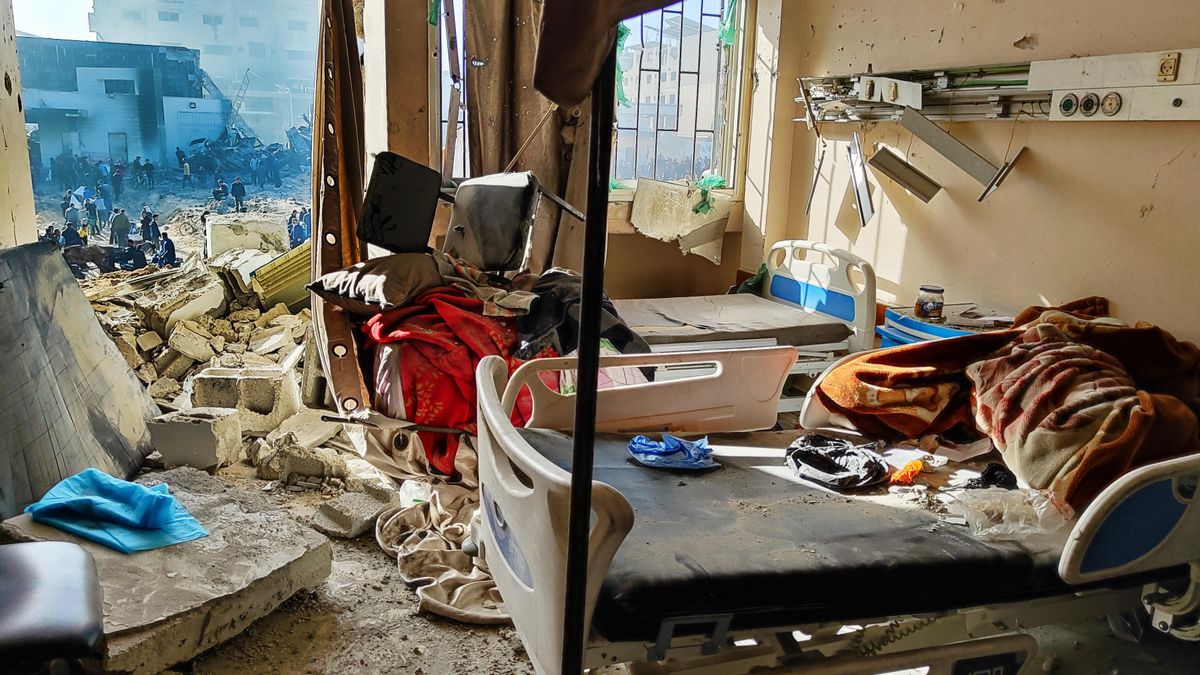 Los rastros de la destrucción de una habitación del hospital Al Shifa en el asedio israelí.