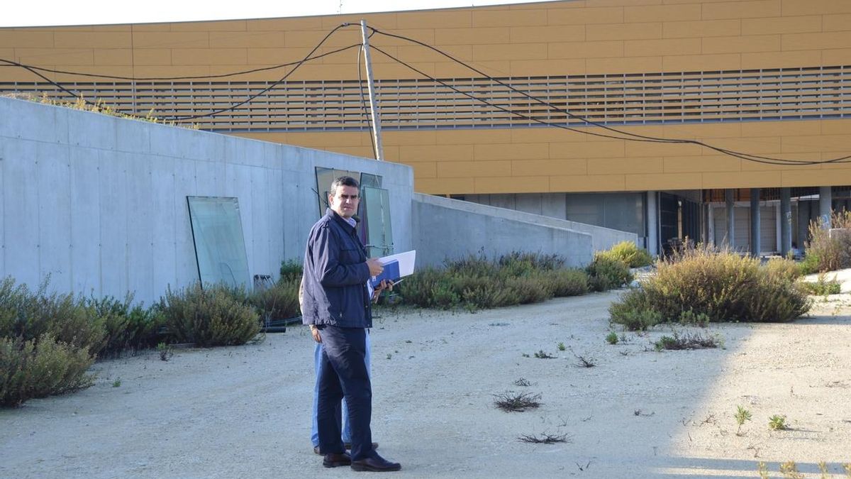 El alcalde de Vejer se encierra en el Chare hasta que haya "fechas concretas" y Sánchez Rubio visite las obras