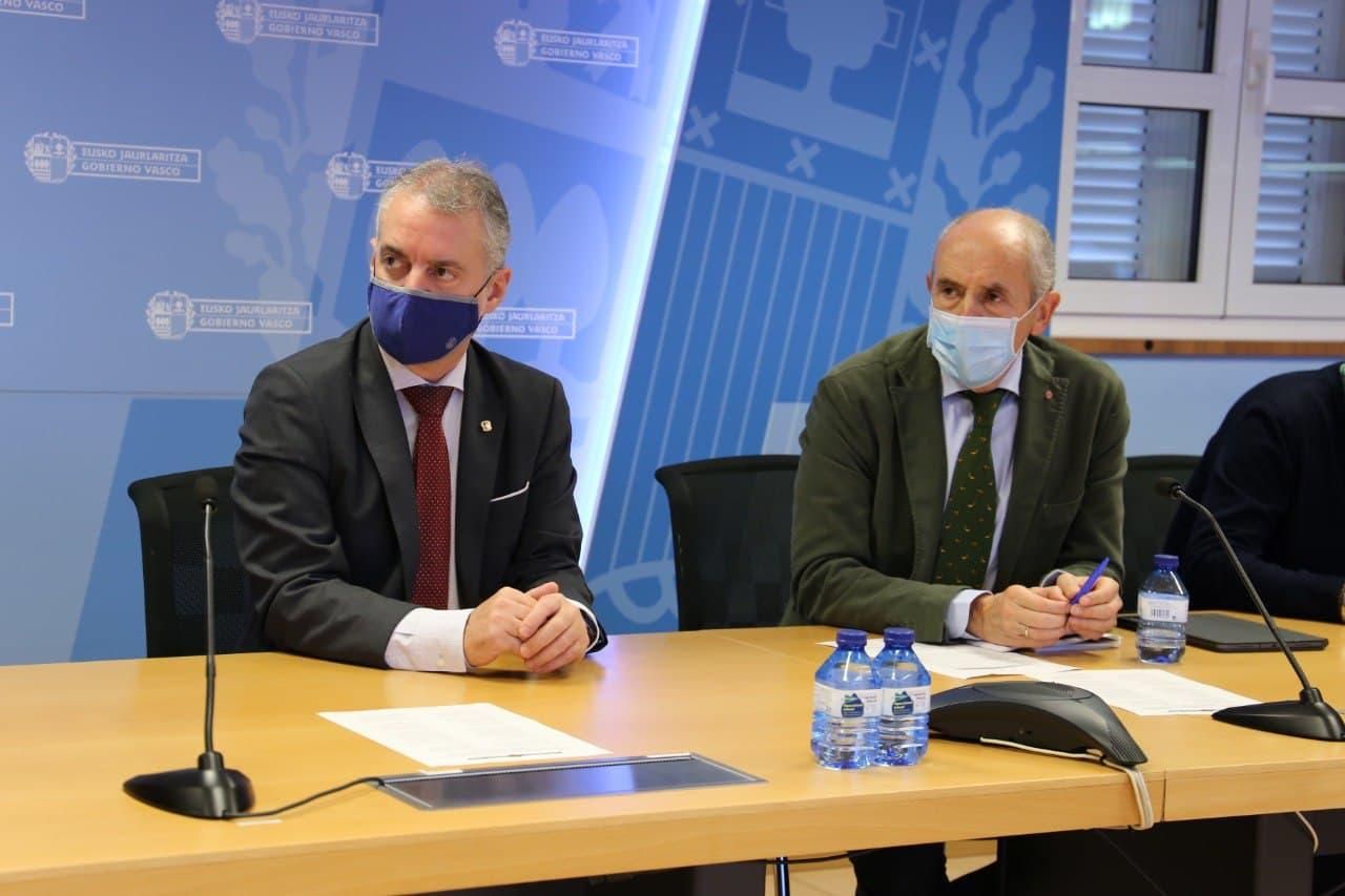 El lehendakari, Iñigo Urkullu, y el vicelehendakari y consejero de Seguridad, Josu Erkoreka, en la reunión de la mesa de crisis del Plan Especial ante el Riesgo de Inundaciones