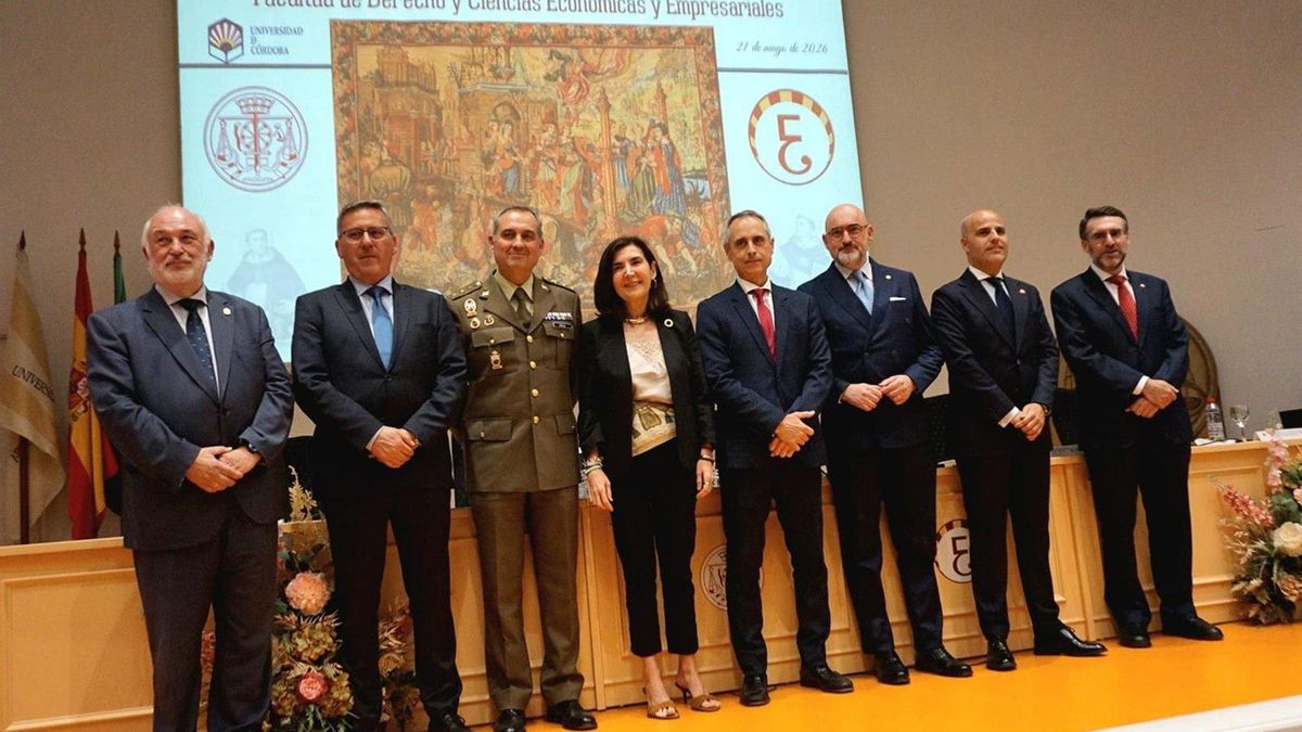 Rocío Blanco recibe el título de egresada de honor en Derecho
