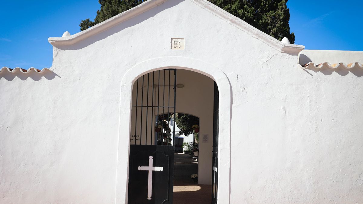 L'entrada del cementiri de la localitat de Sant Antoni