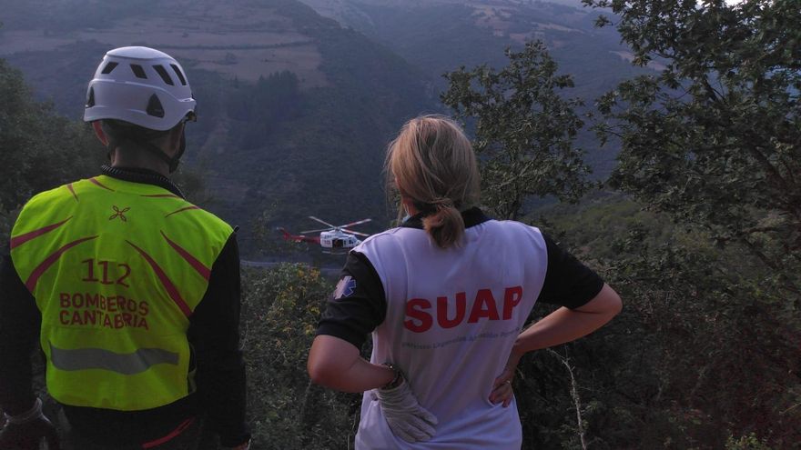 Efectivos de emergencias en la pista forestal de Vega de Liébana