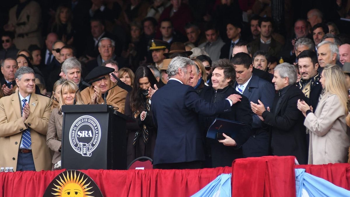 Nicolás Pino, titular de la Sociedad Rural, saluda a Javier Milei, en el acto de Palermo. A la izquierda, el jefe de Gobierno, Jorge Macri, a quien el Presidente volvió a negar el saludo.
