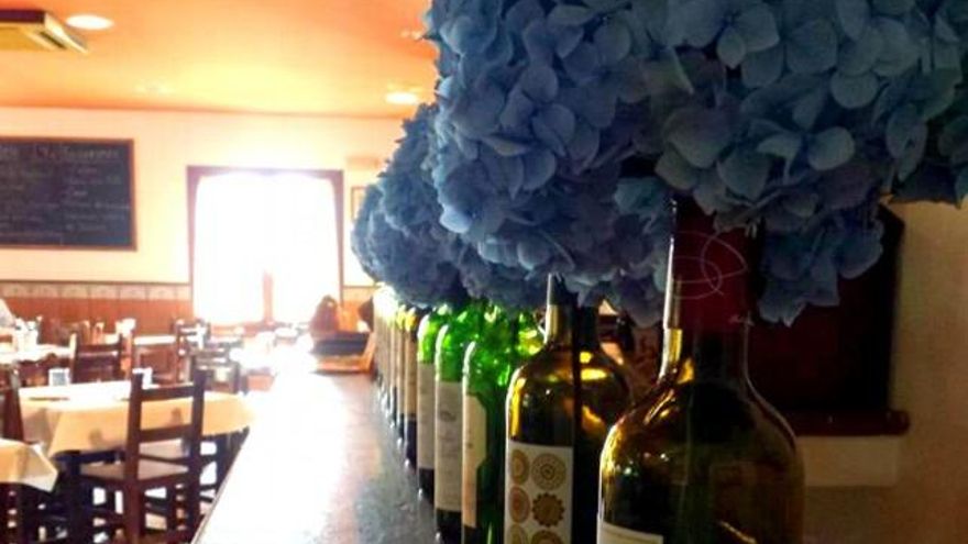 Detalles del comedor interior del establecimiento.