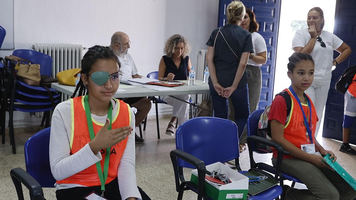 La llegada de los 131 niños saharauis que pasarán el verano en Córdoba, en imágenes