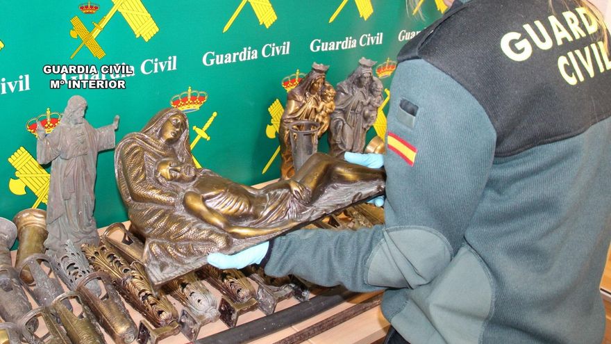 Detenidos tres hombres por robos de ornamentos de latón en cementerios de Cantabria