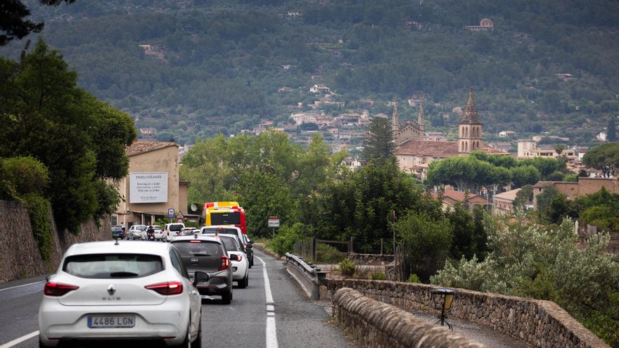 Los atascos kilométricos que retratan la masificación turística en Mallorca: "Los vecinos nos quedamos en casa"