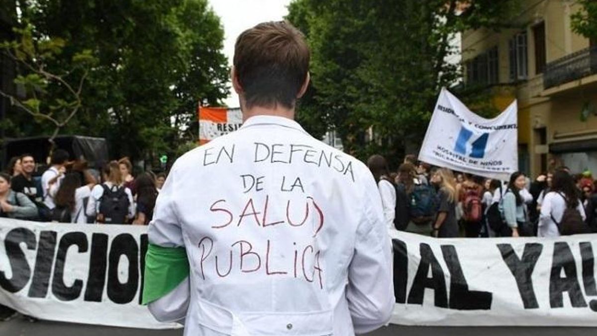 Trabajadores de la salud, organizaciones y sindicatos marchan a Plaza de Mayo contra el ajuste de Milei