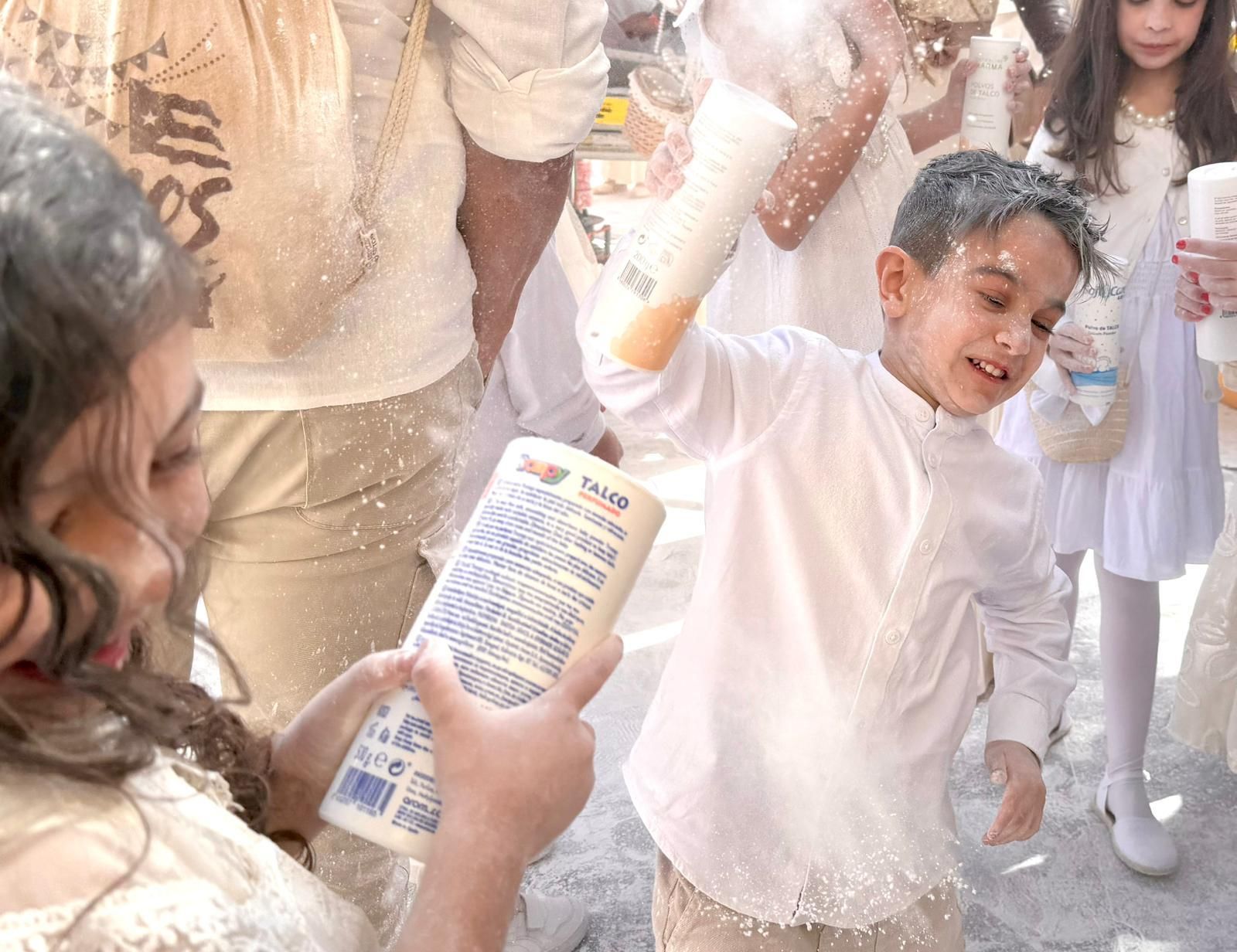 Los Indianitos conquistan Santa Cruz de La Palma y tiñen de blanco la plaza de La Alameda.