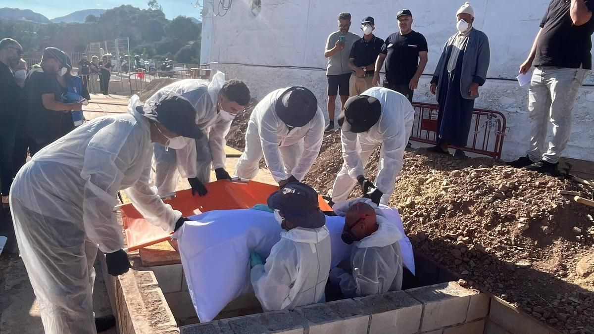 18 cuerpos más para el cementerio de los anónimos: comienzan los entierros de migrantes fallecidos en la entrada a Ceuta