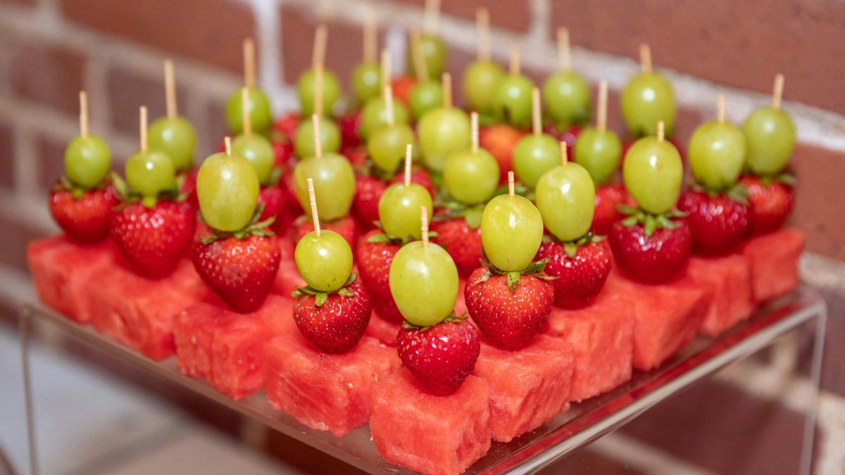 Pinchos de sandía, uva y fresa
