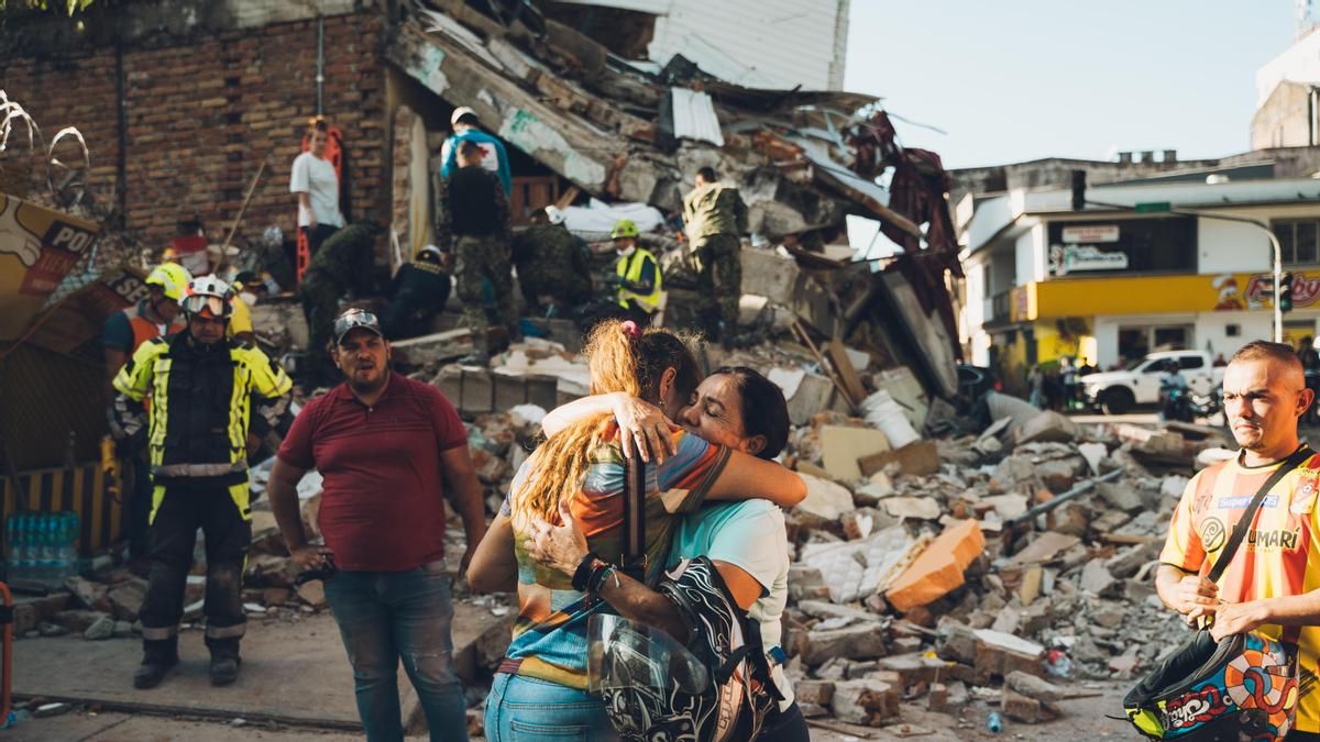 Una pareja abrazada bajo los escombros y horas de rescates en una de las ciudades más golpeadas por el terremoto