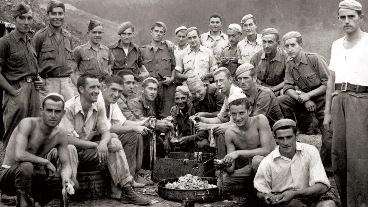 Trabajadores esclavos del franquismo que participaron en la construcción de la carretera Igal-Vidángoz-Roncal, en el Pirineo navarro.