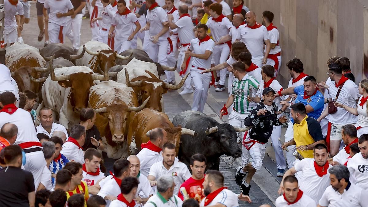 Peligroso quinto encierro de San Fermín, que se salda con 14 heridos, uno de ellos con una cornada en la cara