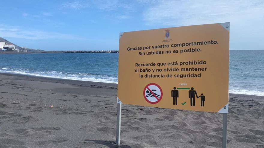 Uno de los carteles instalados en la playa de Santa Cruz de La Palma.