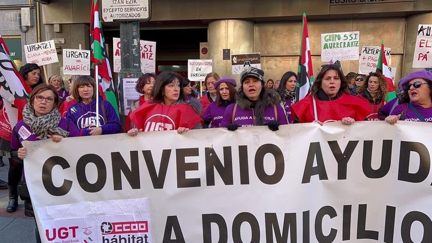 Trabajadoras concentradas ante el Gobierno vasco.