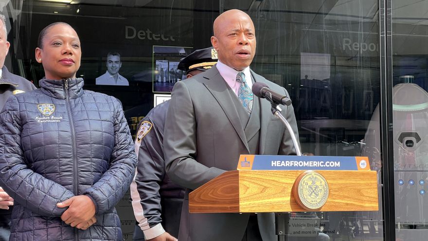 Nueva York contempla alojar migrantes en 20 gimnasios escolares entre protestas de padres