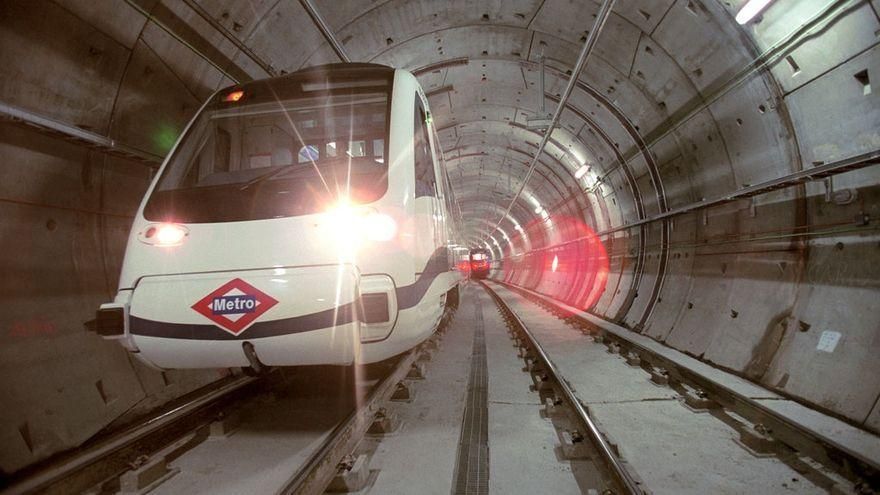 La Comunidad de Madrid recorta un 10% los trenes de Metro por la subida de la luz mientras presume de bajar impuestos