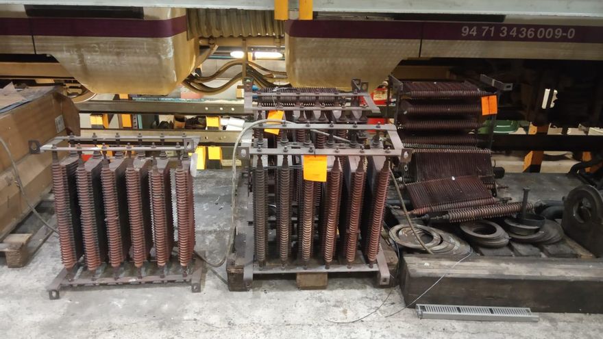 Una imagen de hace dos años. Material retirado de los trenes en los que se detectó la presencia de amianto, apartados sin protección.