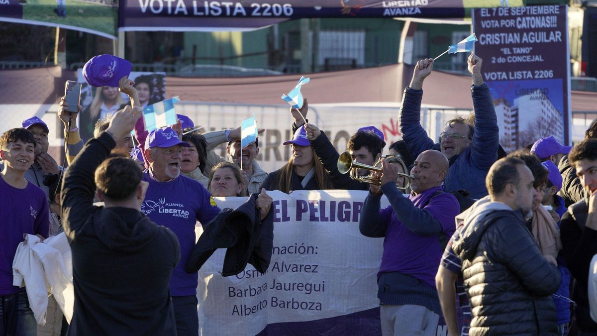 Militantes libertarios en la previa del acto de cierre de campaña de Milei en Moreno