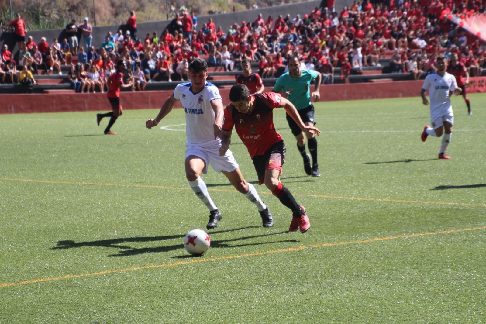 Un momento del partido entre SD Tenisca y CD Mensajero. Foto: JOSÉ AYUT