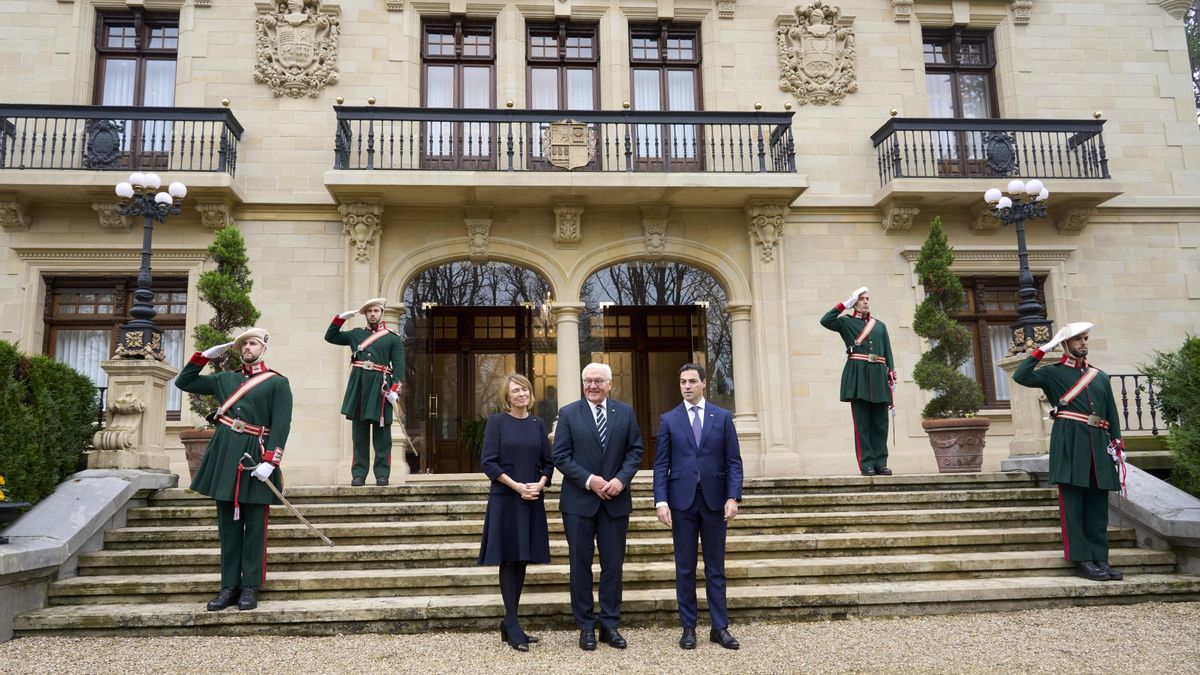 Ertzainas de gran gala, en Ajuria Enea