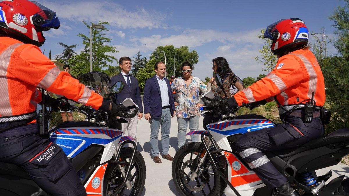 Agentes de movilidad en moto junto al delegado de Urbanismo, Medio Ambiente y Movilidad, Borja Carabante