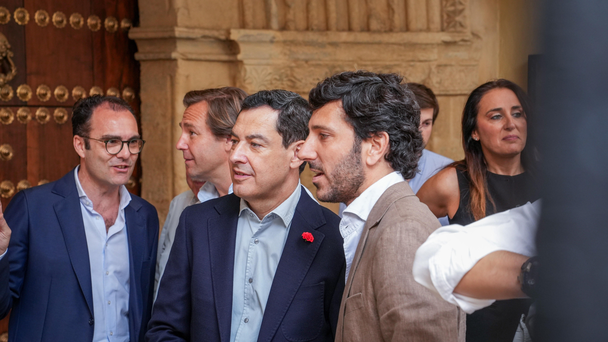 Juanma Moreno visita las Cruces de Mayo