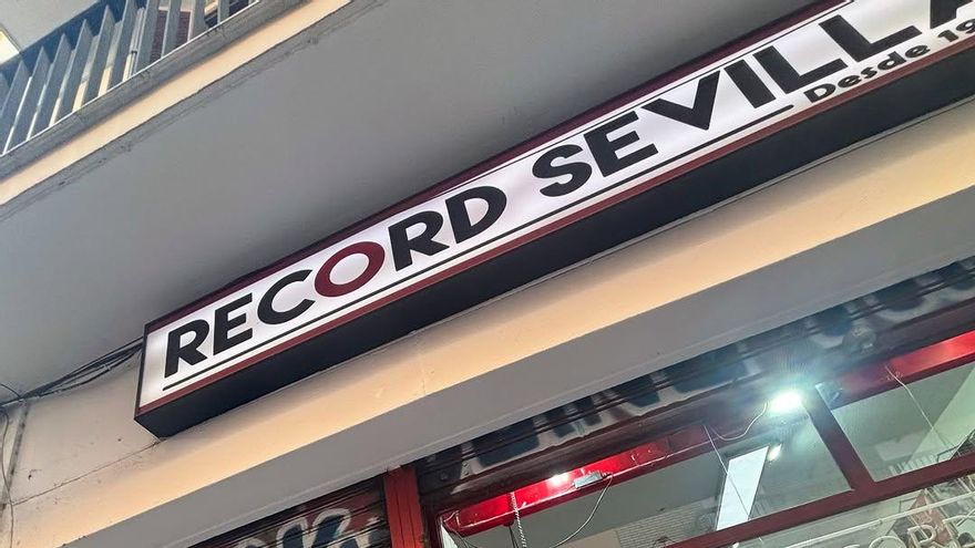 "Del colgado de la sevillana" al fan de Rosalía: el vinilo resiste en Sevilla