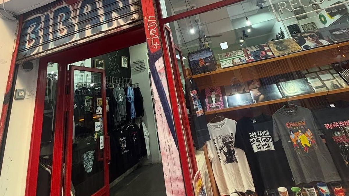 "Del colgado de la sevillana" al fan de Rosalía: el vinilo resiste en Sevilla