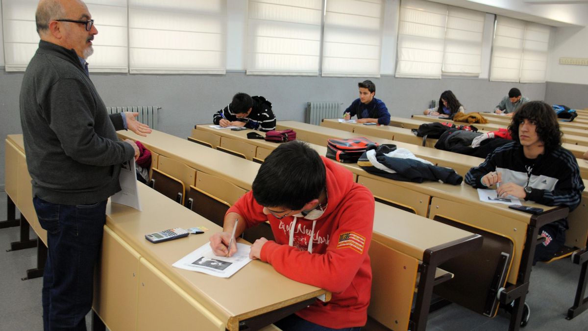 Profesor impartiendo una clase para adultos