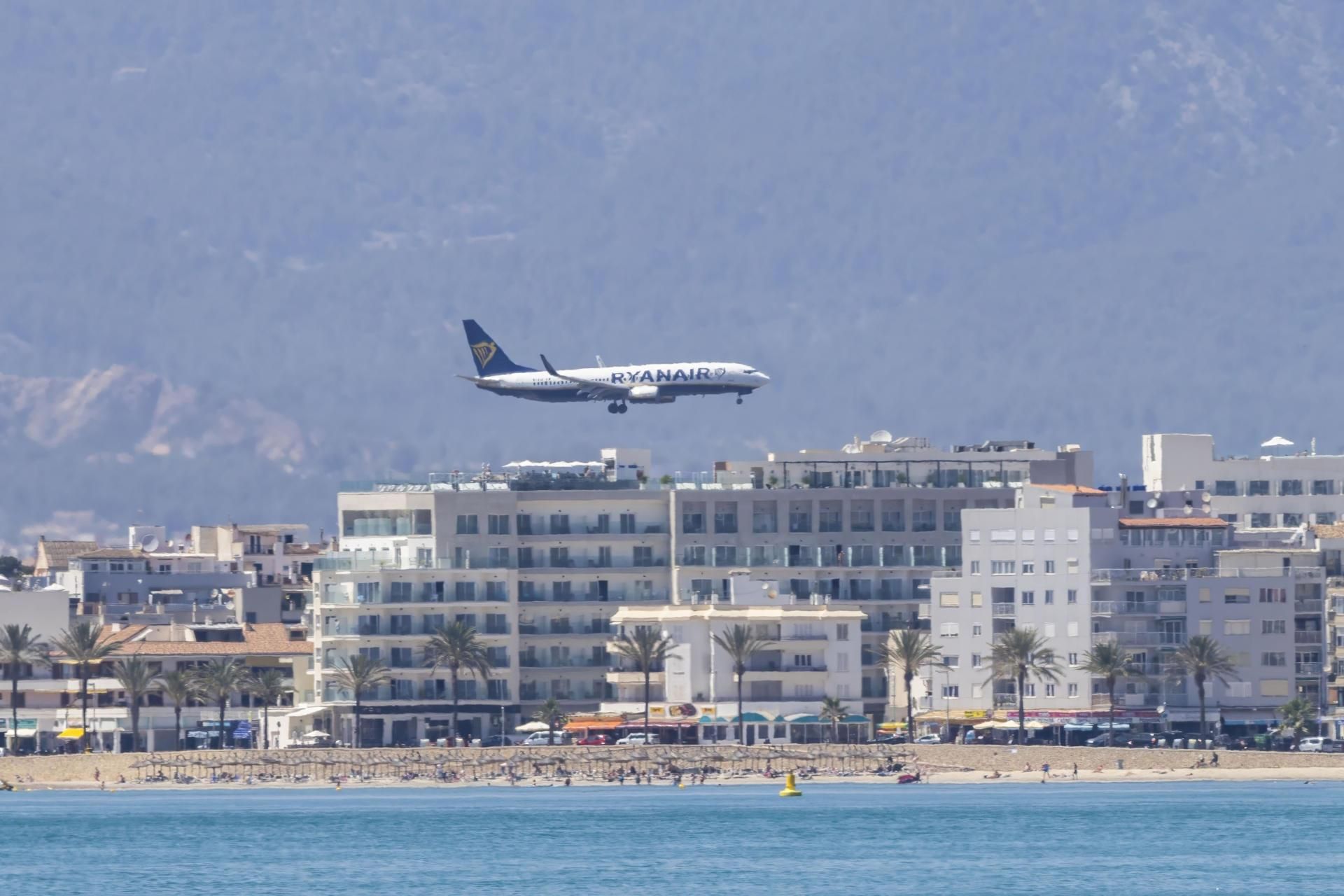 una aeronave de Ryanair momentos antes de tomar tierra en el aeropuerto de Palma