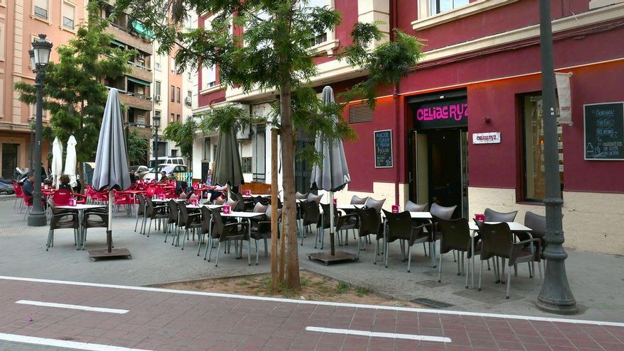 Un chaflán lleno de terrazas en el barrio de Russafa.