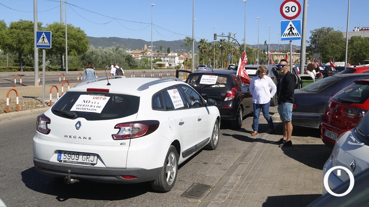 Caravana de vehículos para mostrar su disconformidad con la apertura de comercios en domingos y festivos