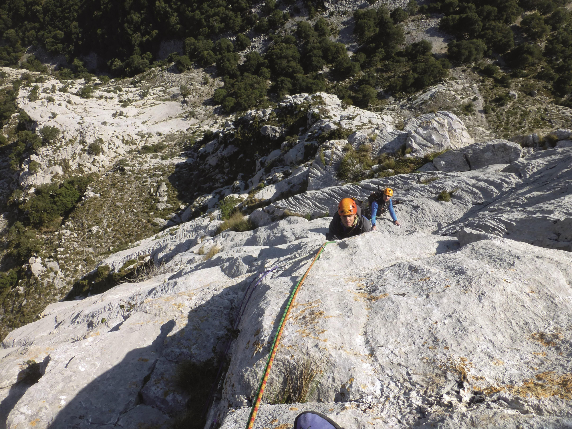 Quinto largo del ‘Espolón Sur’ del Agero, largo clave con una travesía con patio y pasos a bloque.