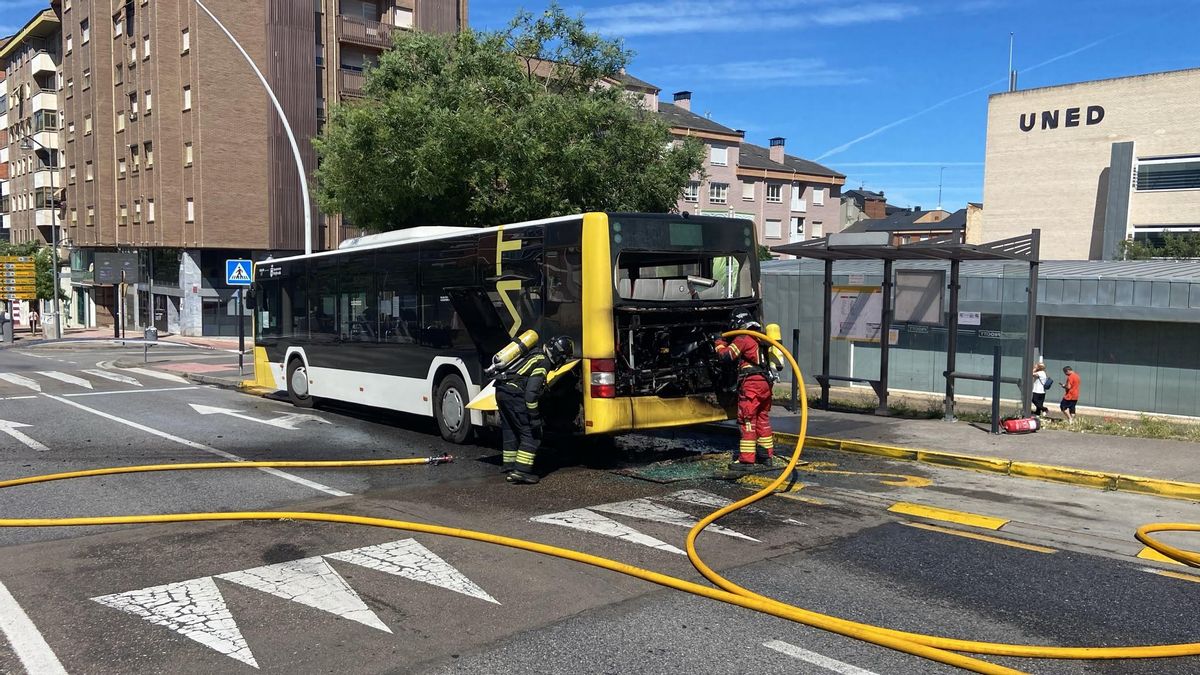 Sofocan el incendio de un autobús urbano de Ponferrada en pleno recorrido, que no causó víctimas