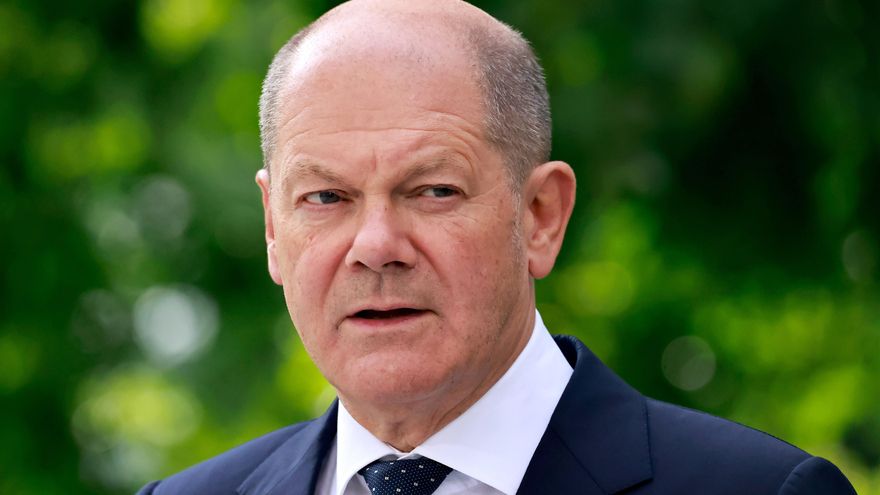 El canciller alemán, Olaf Scholz, ofrece una rueda de prensa tras la reunión mantenida en la Cancillería con los agentes sociales en Berlín (Alemania), hoy 15 de septiembre de 2022.  EFE/EPA/HANNIBAL HANSCHKE