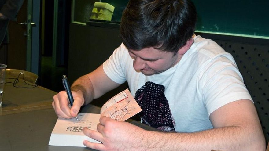 Dimitri Gluhovsky firmando un libro