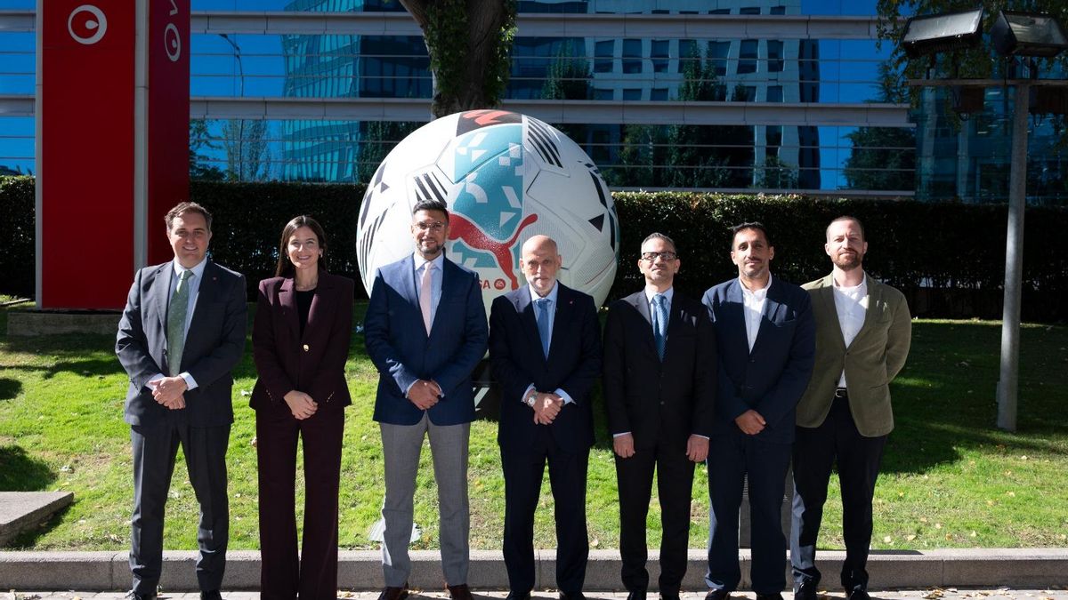 Foto oficial de la firma, con Al-Zain y Javier Tebas, junto a Al-Nusuf, Ahmed Taleb y Faisal Bin Jamil (derecha)