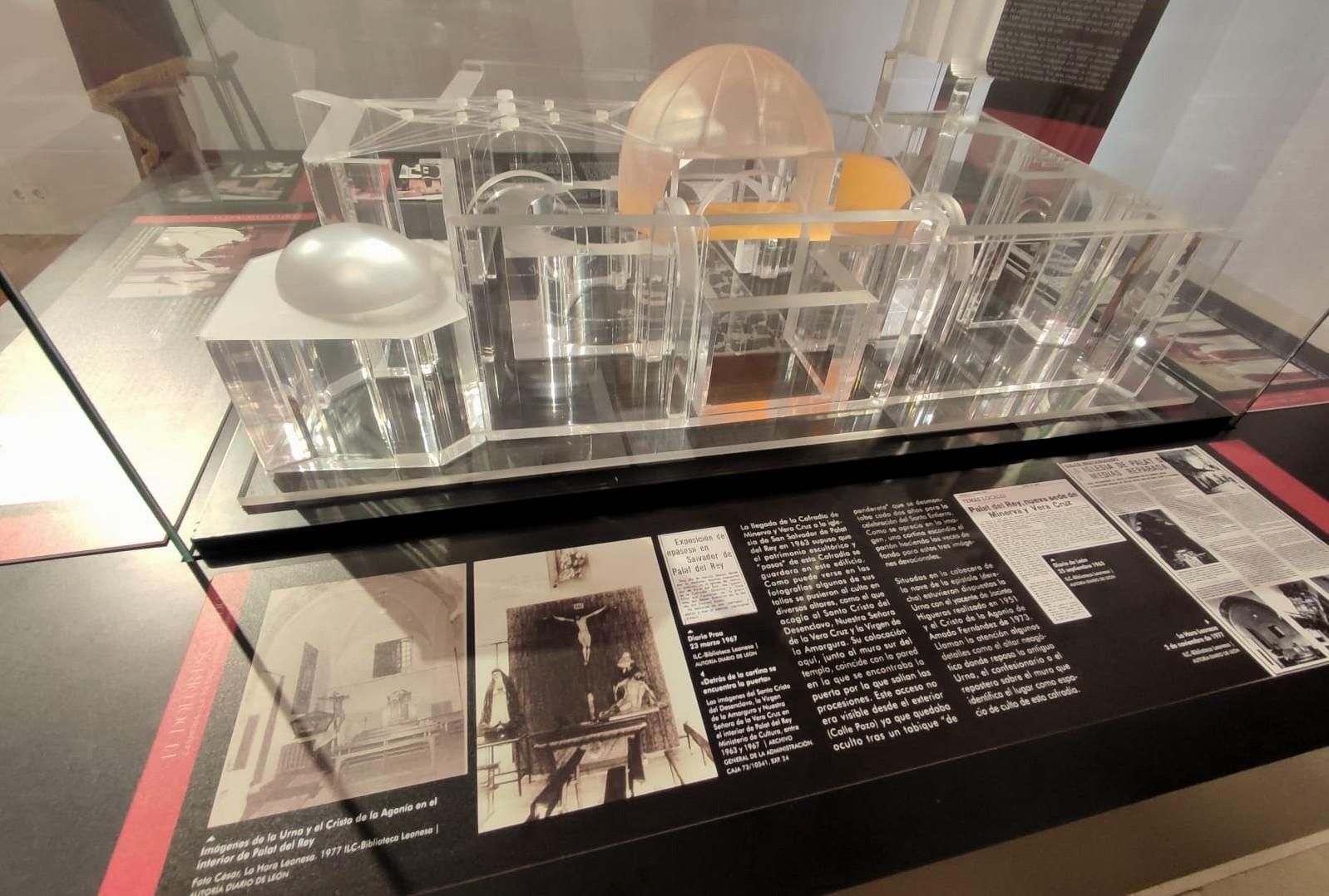 Maqueta de la iglesia de Palat de Rey de León en una exposición de Semana Santa en su interior.