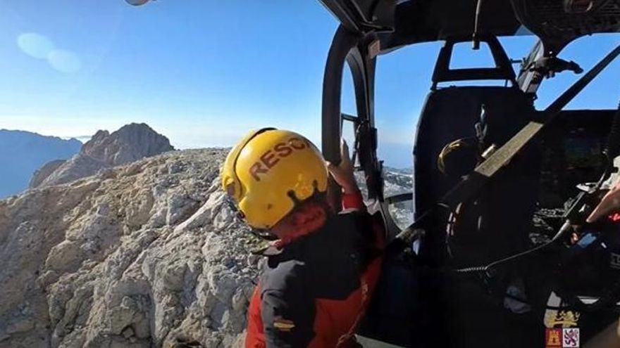 Rescatan con helicóptero y trasladan al Hospital de León a un escalador herido tras caerse en Cubillas de Arbas