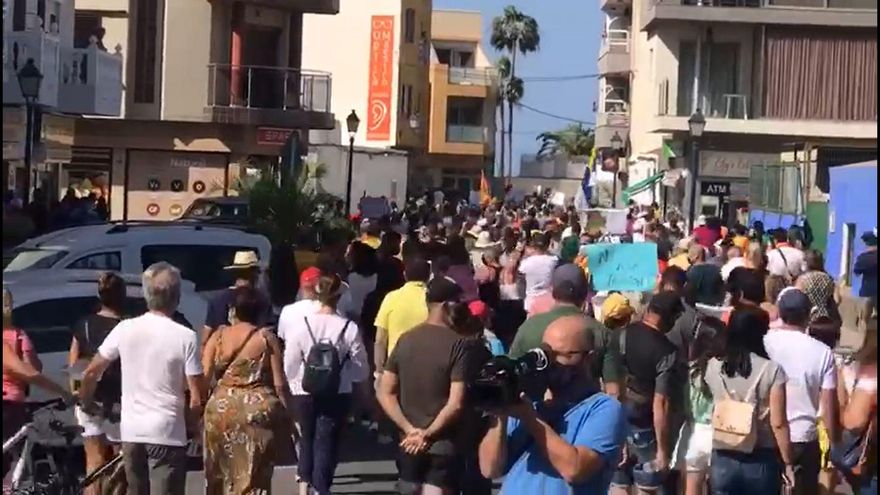 Arguineguín sale a la calle y pide soluciones para los cientos de migrantes que se reúnen en "el campamento de la vergüenza" del puerto de la localidad
