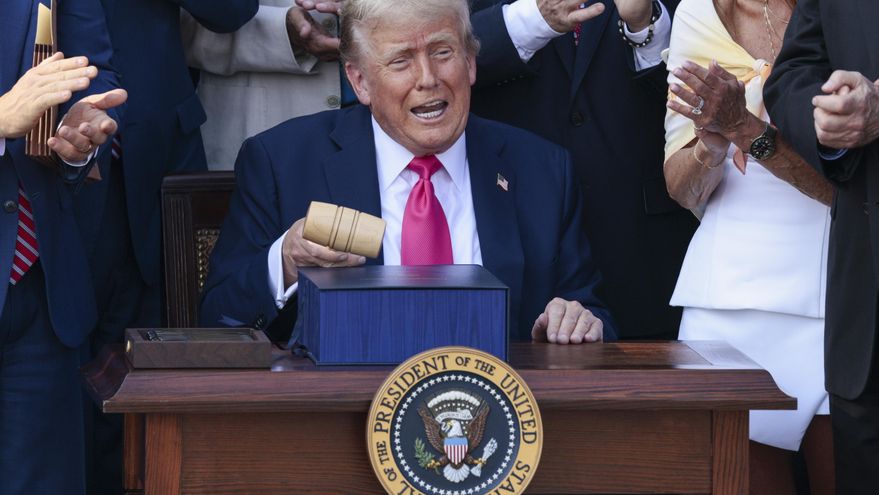 Deportaciones masivas, recortes y bajadas de impuestos: Trump está cumpliendo, salvo por Epstein, y la gente le suspende